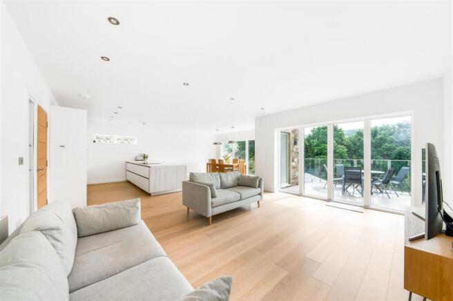 5 bed Detached for sale Image 4