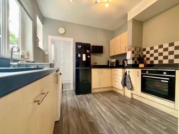 5 bed Semi-Detached for sale Image 7