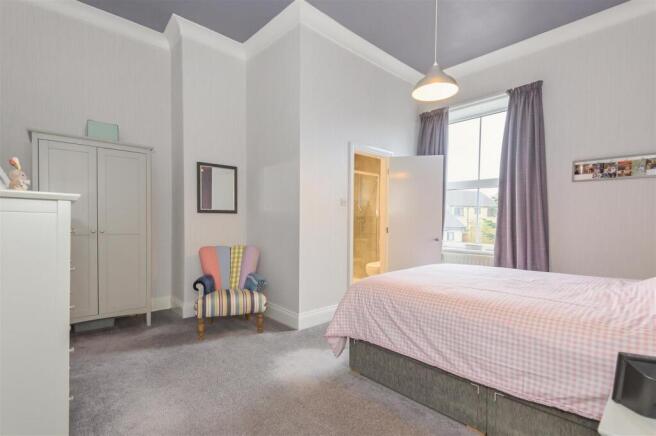 5 bed Detached for sale Image 4