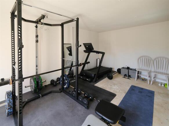 GARAGE/GYM