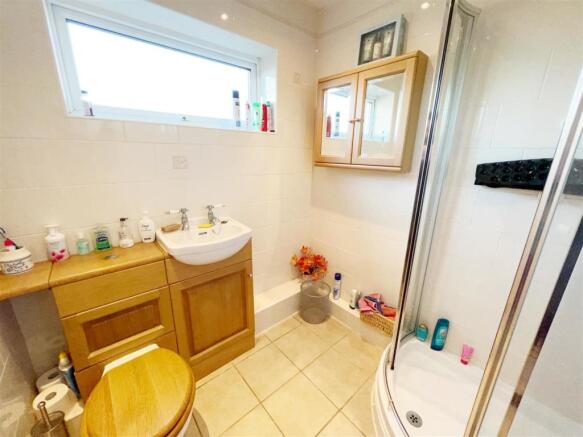 Bathroom 1.jpg