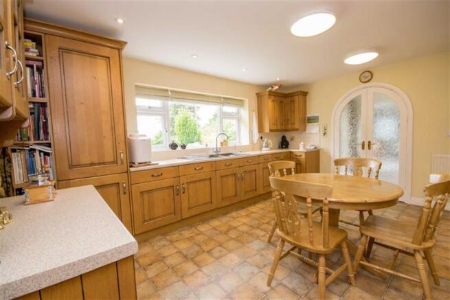 KITCHEN/DINING ROOM