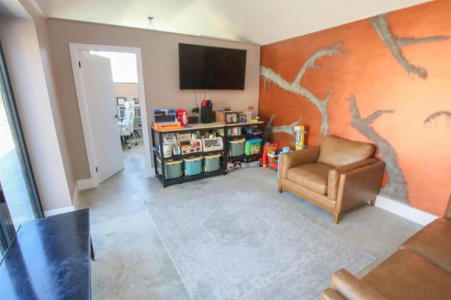 SECOND LOUNGE