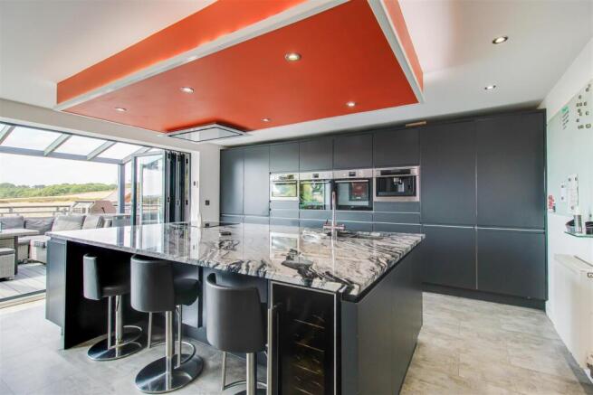 5 bed Detached for sale Image 5