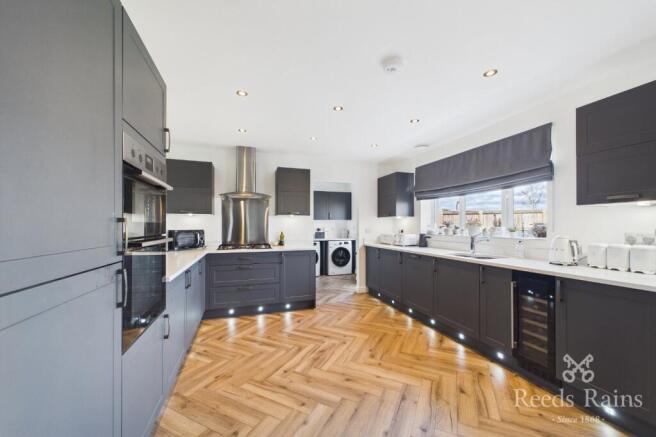 6 bed Detached for sale Image 10