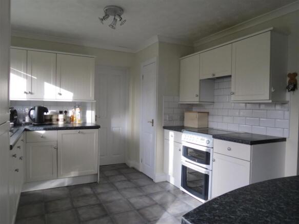 Kitchen/Breakfast Room: