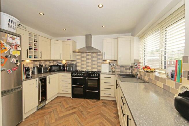 4 bed Semi-Detached for sale Image 4