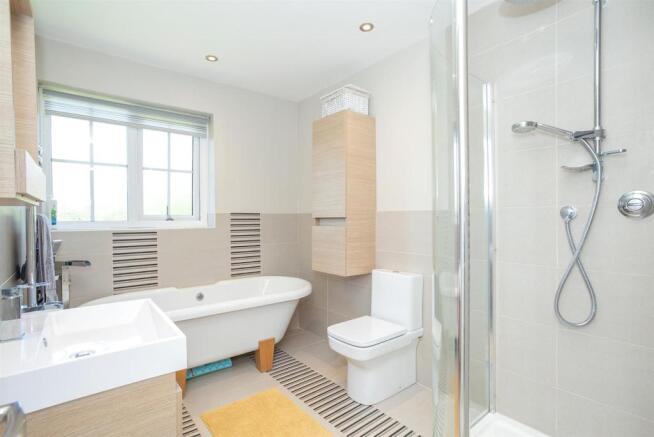 Bathroom 1.jpg
