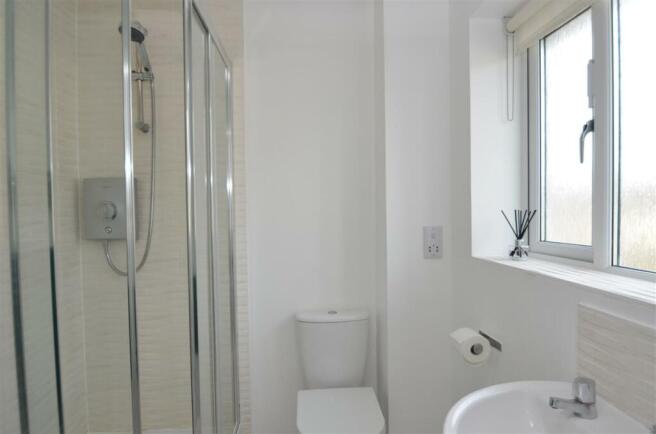 EN-SUITE SHOWER ROOM