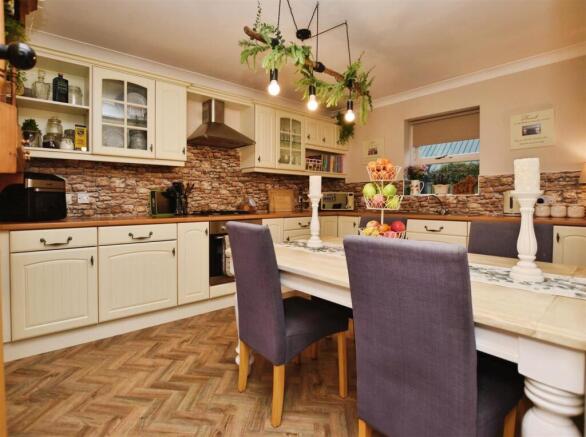 830b5d72-kitchen 20b.JPG