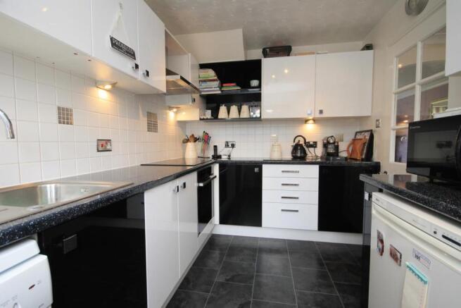 FITTED KITCHEN