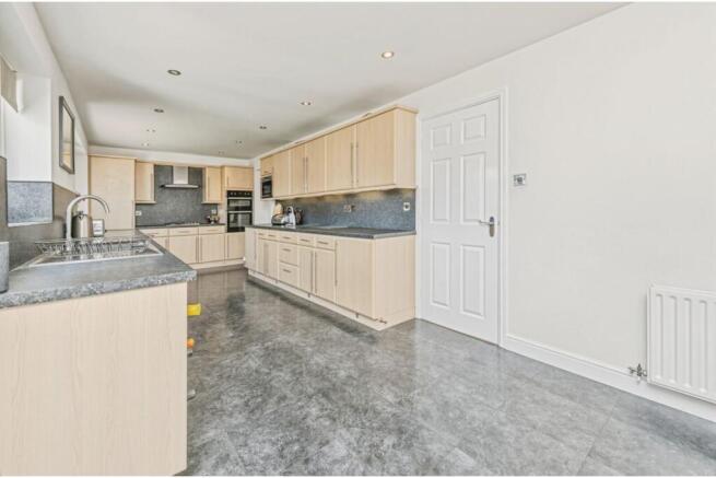 5 bed Detached for sale Image 7