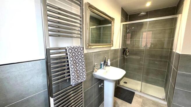 Bedroom 2 Ensuite.jpg