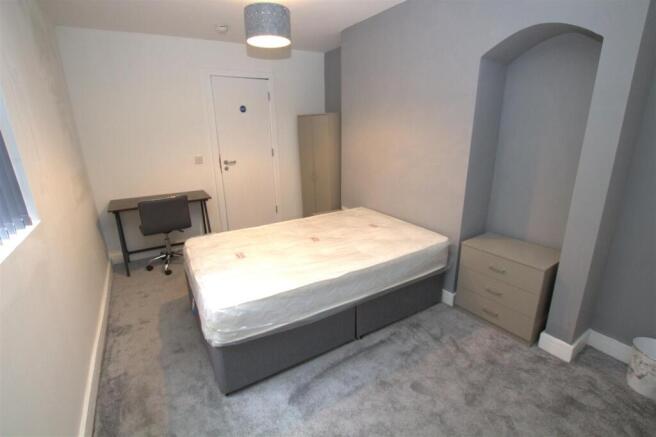 5 bed Terraced to rent Image 6