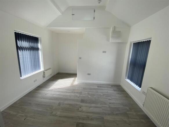 1,252 Holton Road - bedroom 2.jpg