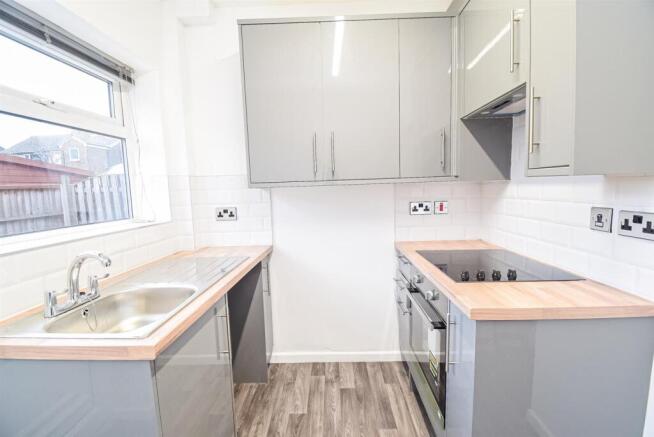 2 bed Terraced to rent Image 5