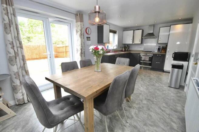 Kitchen/ Dining Room