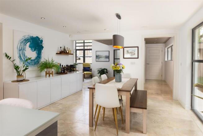 5 bed Detached for sale Image 8