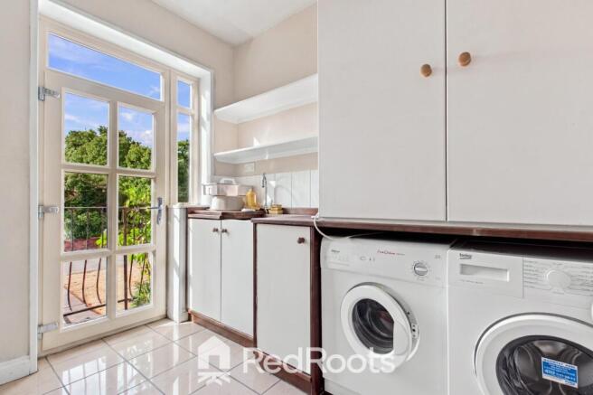 6 bed Semi-Detached for sale Image 8