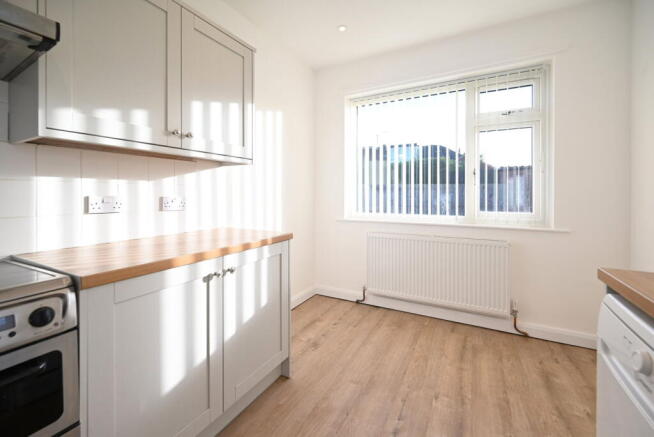3 bed Semi-Detached Bungalow to rent Image 5