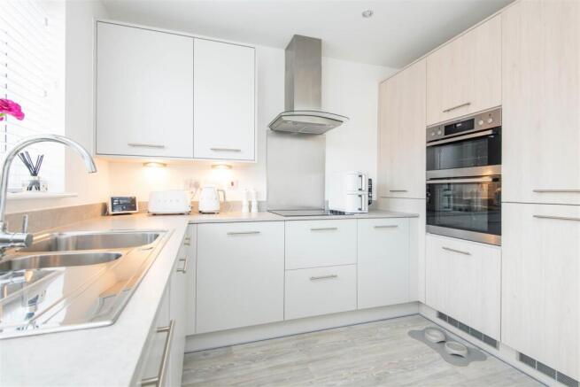 Kitchen & Dining