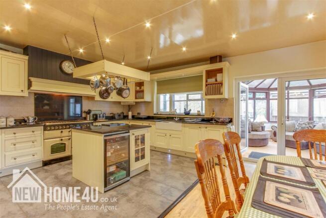 KITCHEN / DINER: