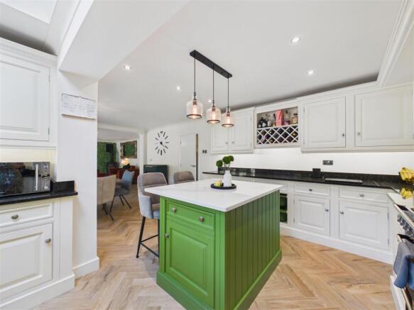 4 bed Detached for sale Image 11