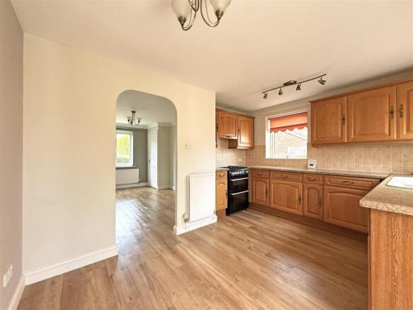 Carlton Close, Racecourse Lane, Shrewsbury photo 4