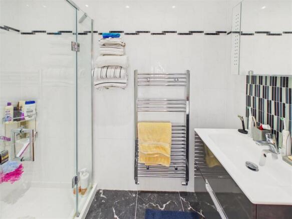 4 bed Detached for sale Image 12
