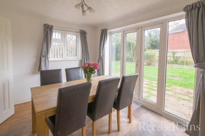 Lyneal Avenue, Great Sutton, Ellesmere Port, Cheshire, CH66 photo 4
