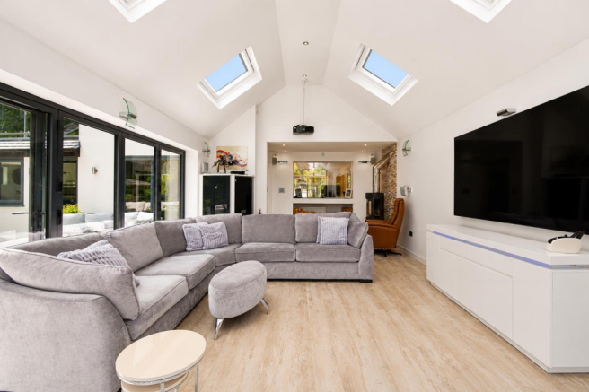 5 bed Detached for sale Image 8