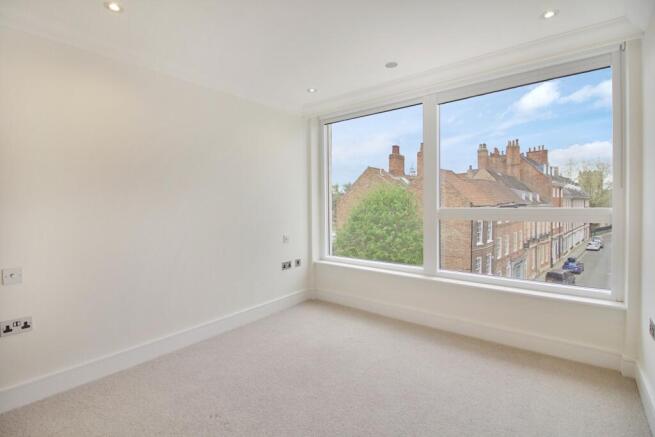 3 bed Apartment to rent Image 12