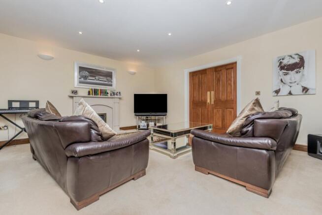 5 bed Detached for sale Image 6