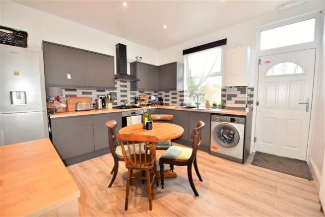 4 bed House to rent Image 7