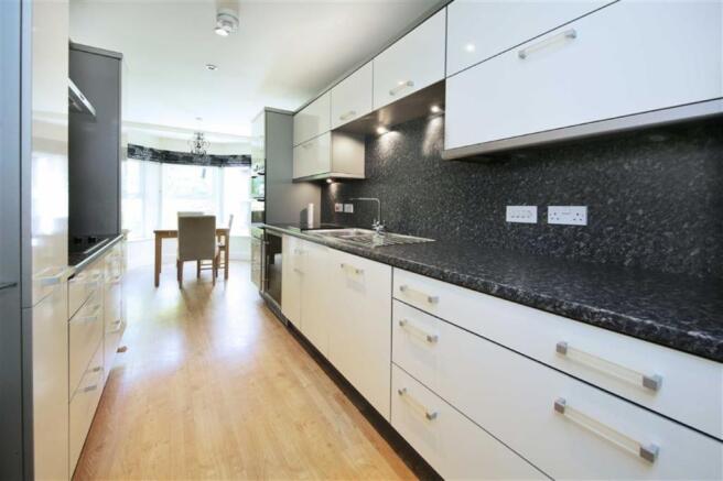 KITCHEN/DINING ROOM
