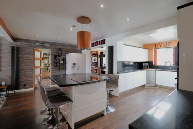 5 bed Detached for sale Image 5