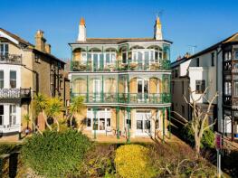 Flat 2, 33 Ravenroyd, Clifftown Parade, Southend-on-sea SS1 1DL