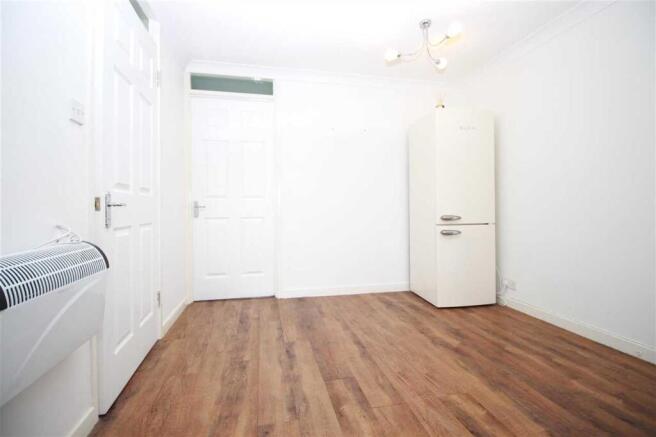 Camellia Close, ROMFORD photo 4