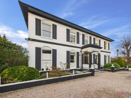 Flat 5, 168 Glenure Court, Cirencester Road, Charlton Kings, Cheltenham GL53 8DY