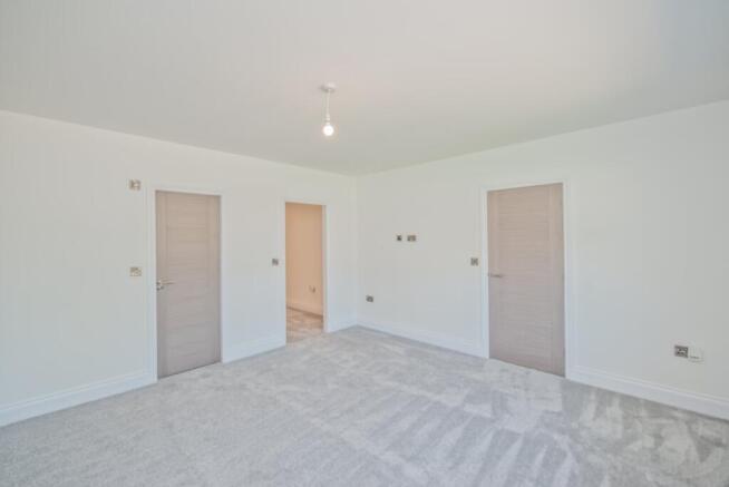 5 bed Detached for sale Image 12