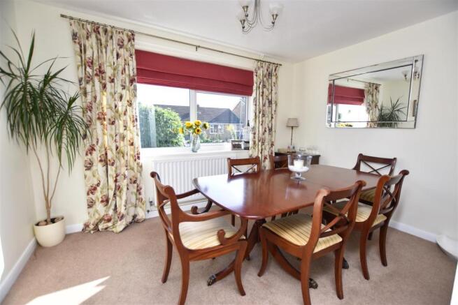DINING/FAMILY ROOM