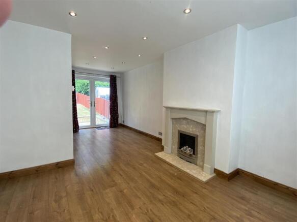 LOUNGE WITH DINING AREA