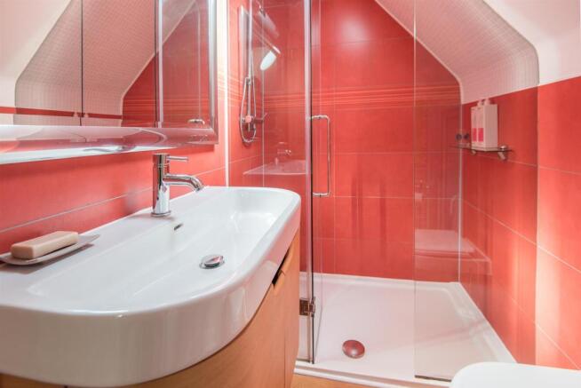 EN-SUITE SHOWER ROOM
