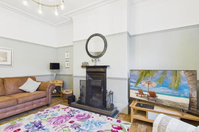 CAM04201G0-PR0135-STILL013