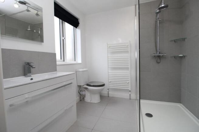EN-SUITE SHOWER ROOM