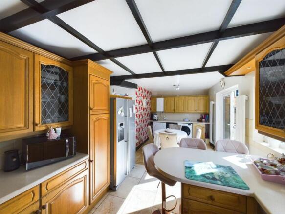 KITCHEN / BREAKFAST ROOM