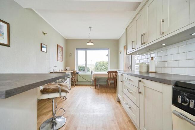 5 bed Detached for sale Image 12