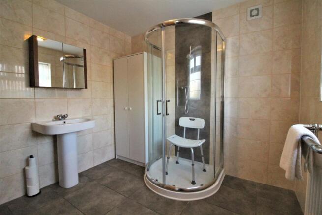 EN-SUITE SHOWER ROOM