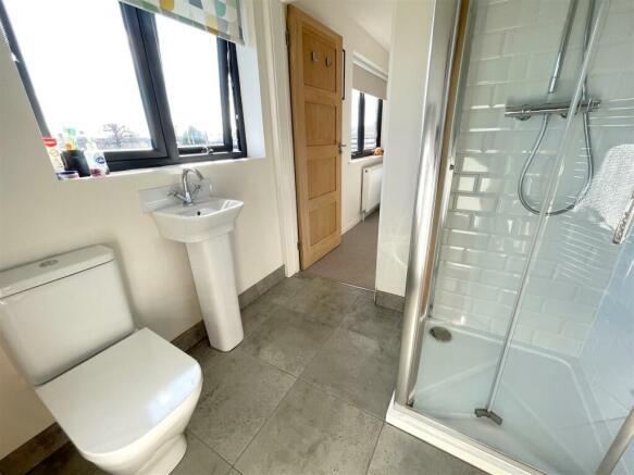 ENSUITE JACK & JILL SHOWER ROOM