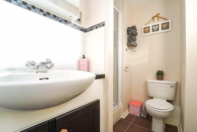 En suite showe...
